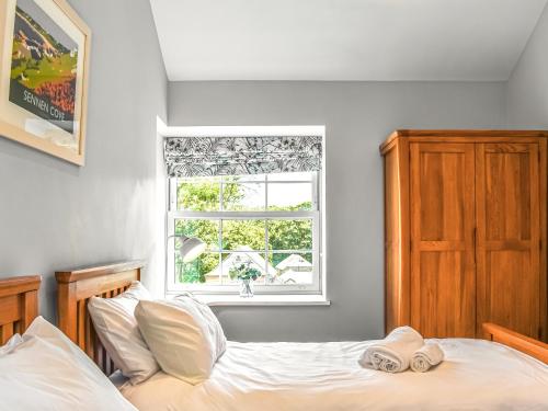 a bedroom with two beds and a window at Midge in Newlyn