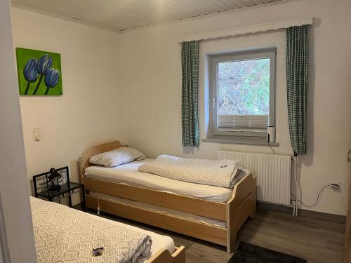 two beds in a room with a window at Flying Hirsch in Stall