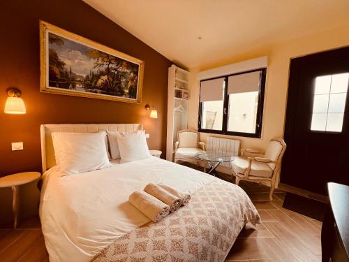 a bedroom with a large white bed in a room at Suite Master in Brest