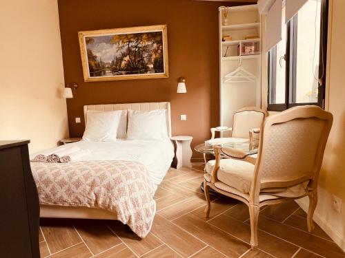 a bedroom with a bed and a table and chairs at Suite Master in Brest