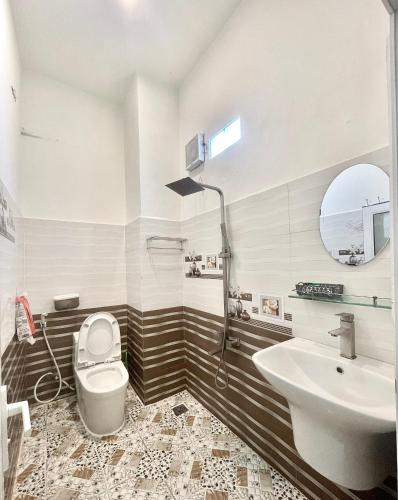 a bathroom with a shower and a toilet and a sink at Thu Quy Hotel in Cu Lao Thu