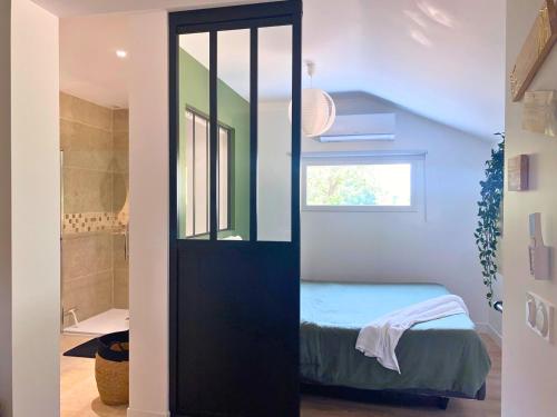 Llit o llits en una habitació de Gîte climatisé avec jardin privé vue sur les vignes entre Jonzac et Cognac