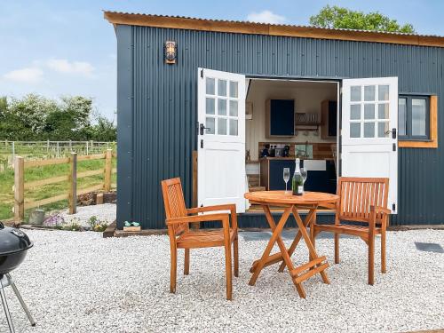 a table and chairs in front of a shed at Walkeridge Farm in Reading