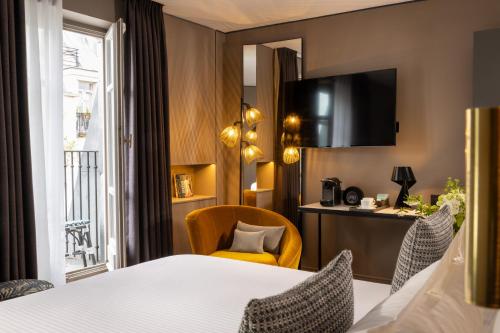 a hotel room with a bed and a window at Hotel Le 10 BIS in Paris