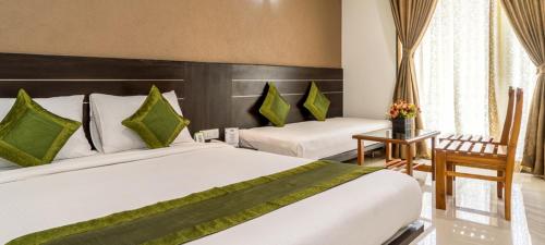سرير أو أسرّة في غرفة في Pushpak Resort