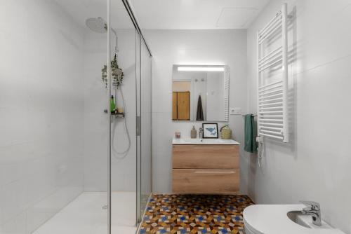 a bathroom with a shower and a toilet and a sink at La casa del Pan in Málaga