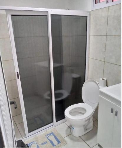 a bathroom with a shower and a toilet and a sink at casa de esteban in Puerto Iguazú