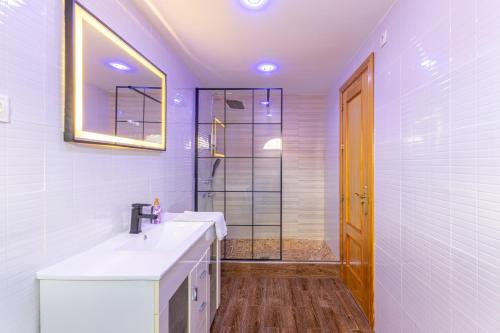 a bathroom with two sinks and a shower at Semi-detached Hse in Loeches