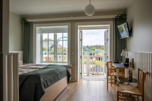 ein Schlafzimmer mit Bett und Blick auf eine Achterbahn in der Unterkunft Hotel Fårup in Blokhus