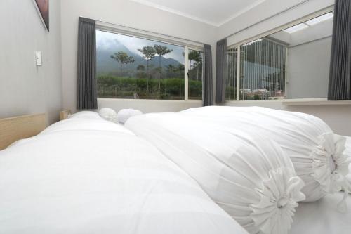 En eller flere senge i et værelse på Batu Mountview Villa