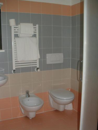 a bathroom with a toilet and a sink at Residence Tre Ponti in Verbania