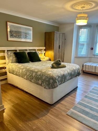 a bedroom with a large bed in a room at Garden Apartment by the Pier in Portsmouth