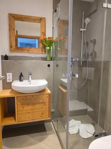 a bathroom with a sink and a shower at Allgäuer Ferienwohnung mit Balkon, Bergblick und Wallbox in Rettenberg