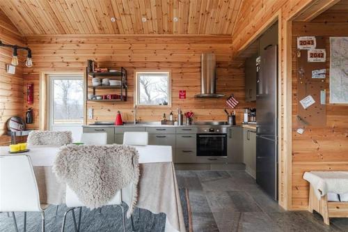 a kitchen with a table and chairs in a cabin at Tännstoppet - Tänndalen in Tänndalen
