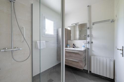 a bathroom with a glass shower and a sink at L'Instant Arradon - Pointe & sentiers côtiers in Arradon