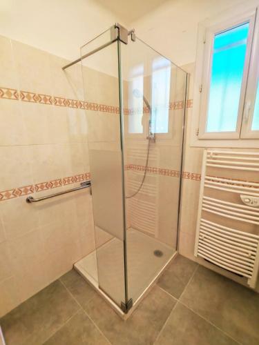 Appartement ensoleillé avec terrasse et plage à proximité