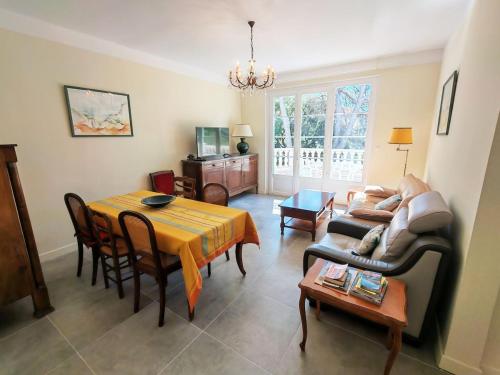 Appartement ensoleillé avec terrasse et plage à proximité