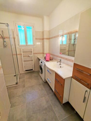 Appartement ensoleillé avec terrasse et plage à proximité