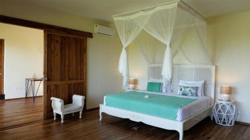 Ένα ή περισσότερα κρεβάτια σε δωμάτιο στο The Mayana Beach House
