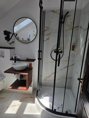 Podu' cu Lanturi — Bathroom