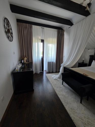 Podu' cu Lanturi — Bedroom
