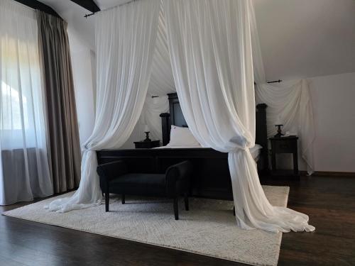 Podu' cu Lanturi — Bedroom