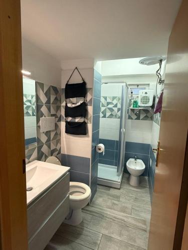 ein Badezimmer mit Waschbecken, Toilette und Dusche in der Unterkunft Collis Iani - Experience in Colliano