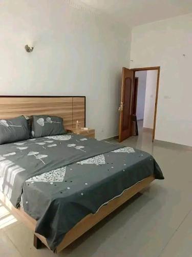 a bedroom with a large bed in a room at Appartement meublé service in Cotonou