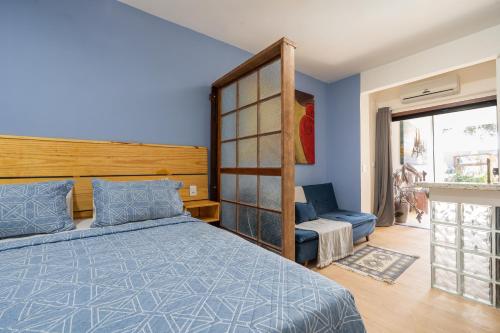 a bedroom with a bed and a chair at Portal de Búzios in Armacao dos Buzios