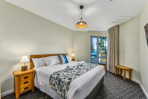 Un dormitorio con una cama grande y una ventana en Bonnies of Beachport en Beachport