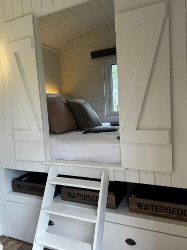 a room with a bed in a tiny house at Lakeside Shepard's Hut 'Sanderling' in Bishampton