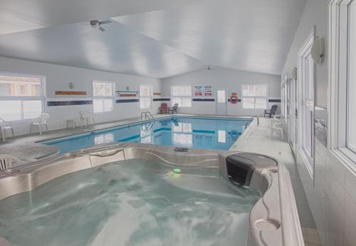 a large indoor swimming pool with a hot tub at Chalets Montmorency Mont-Sainte-Anne in Saint-Férréol-les-Neiges