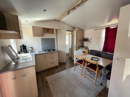 a kitchen and dining room with a table in it at Mobilheim in Laichingen