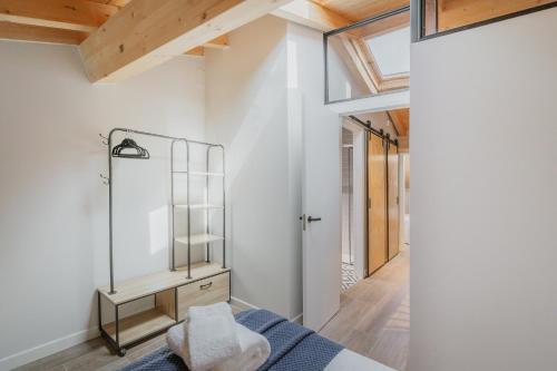 a bedroom with a bed and a mirror on the wall at Casa Da Rita in Matapozuelos