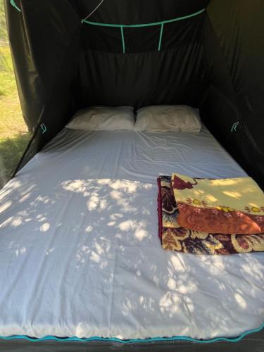 Waveside Camping tesisinde bir odada yatak veya yataklar