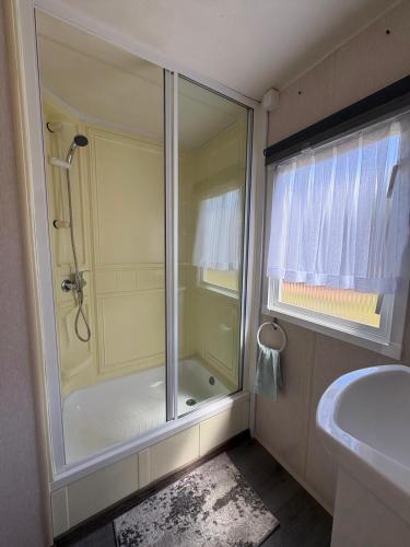 a bathroom with a shower and a sink at Domki Dolce Vita in Jastarnia