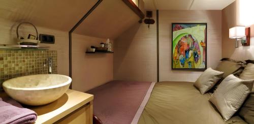 a bathroom with a large bowl sink on a counter at Péniche - Eden in Samois-sur-Seine