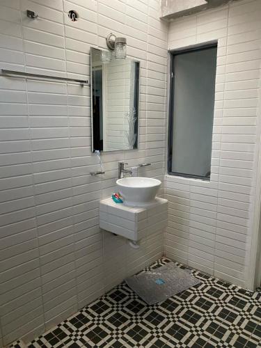 a white bathroom with a sink and a mirror at Family vacation, comfortable space in Zacatecas