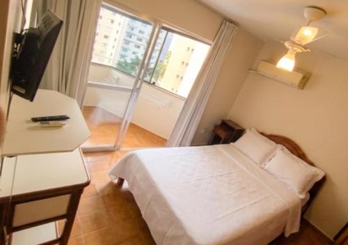 a small bedroom with a bed and a window at Caldas novas - Parque das Água Quentes - Conforto e lazer completo -Edi Locações in Caldas Novas