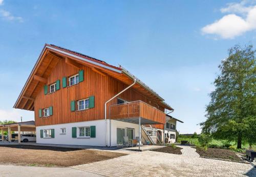 a large wooden house with a gambrel at FeWo Nägeleried - Große Galerie-Wohnung mit Balkon, Heimkino, Garten in Sulzberg
