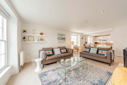 a living room with two couches and a glass table at 2 Bed in Appledore oc-loblof in Appledore
