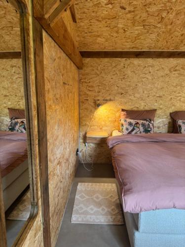 a small room with two beds and a lamp at Tinkerbell in Oosterbeek