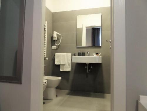 O baie la 325 Rooms ai Fori