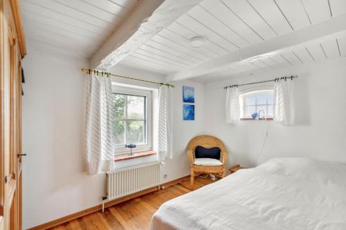 a bedroom with a bed and a window at Achtern Diek in Schülp