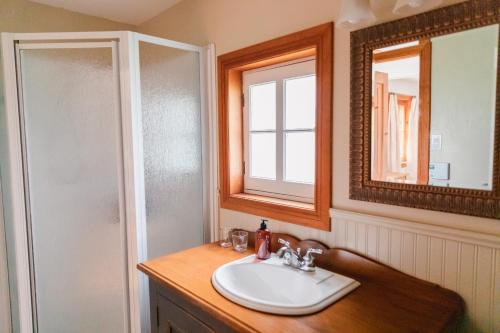 a bathroom with a sink and a mirror at Triangle de l'Île Chambre Belle Bleue in Saint-Laurent-de-l'ile d'Orleans