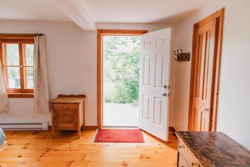 an empty room with a door and a window at Triangle de l'Île Chambre Belle Bleue in Saint-Laurent-de-l'ile d'Orleans