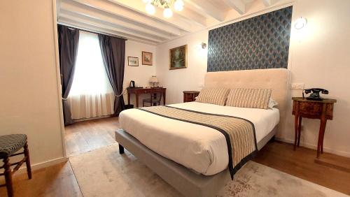 En eller flere senge i et værelse på Hotel Dandy Rouen centre