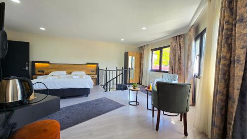 ein Schlafzimmer mit einem Bett, einem Tisch und Stühlen in der Unterkunft Moonlight Suite in Trabzon