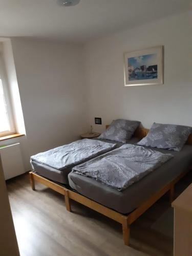 two twin beds in a room with aermottermott at Landhaus Sevenich in Münstermaifeld