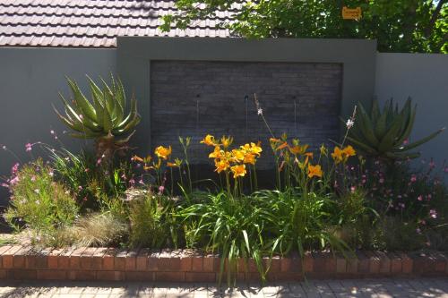 Taman di luar Be At Home Guesthouse